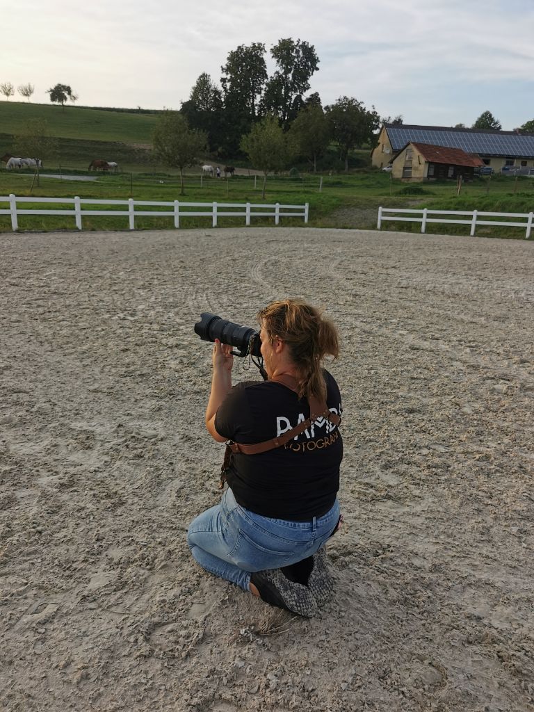 Claretta arbeitet bei einem Fotoshooting mit einem Tier